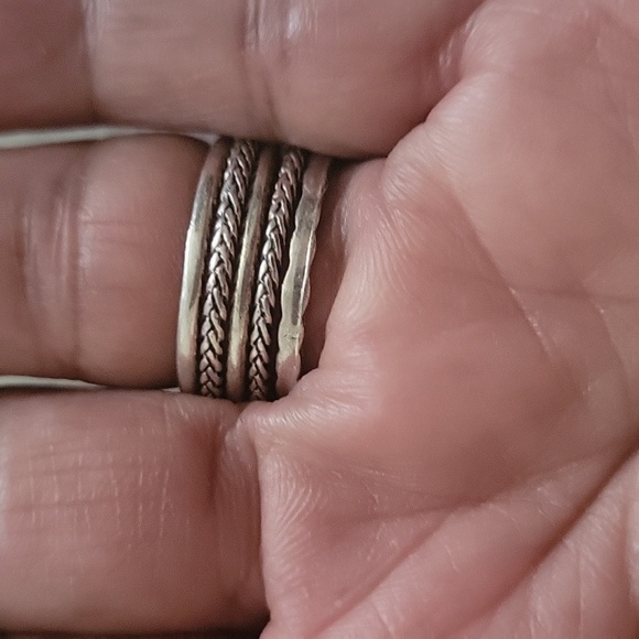 Banana Republic vintage 5-stack ring in sterling silver. - Picture 2 of 4